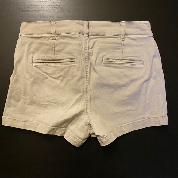 🍓Express Mid Rise Shorts - Picture 3 of 4